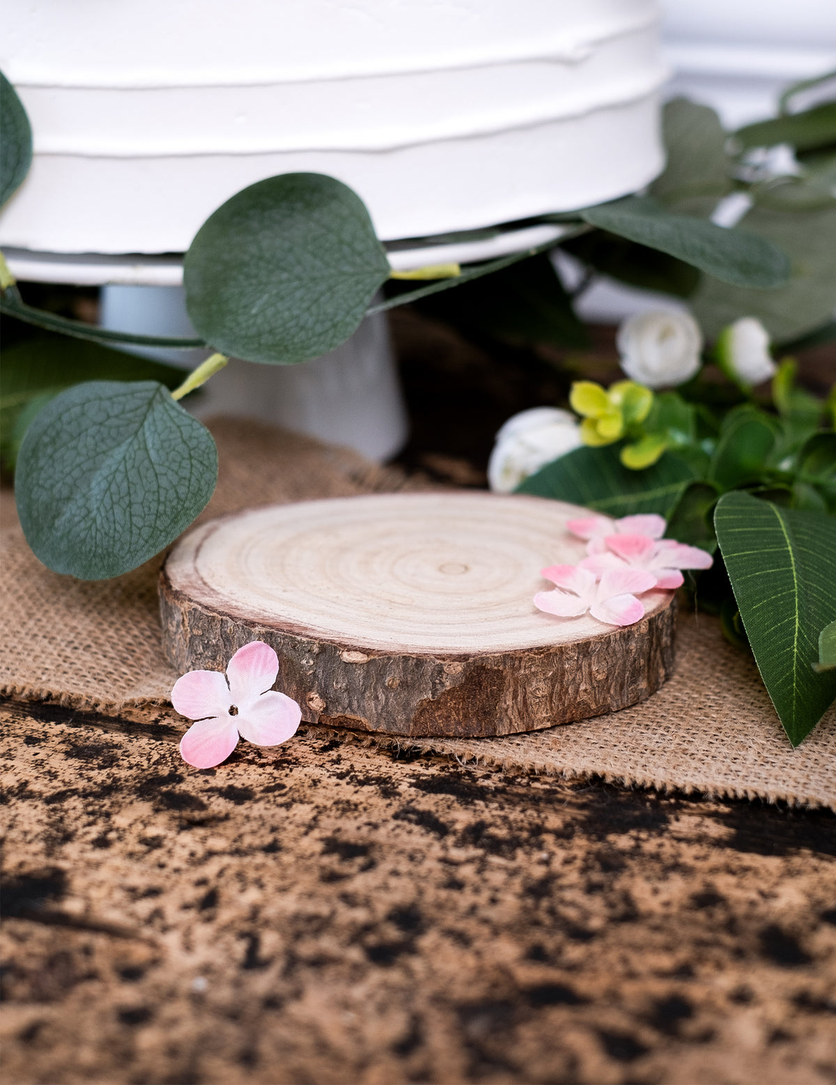 Mise en situation des décorations de table pétales de fleurs pour fête roses artificiels