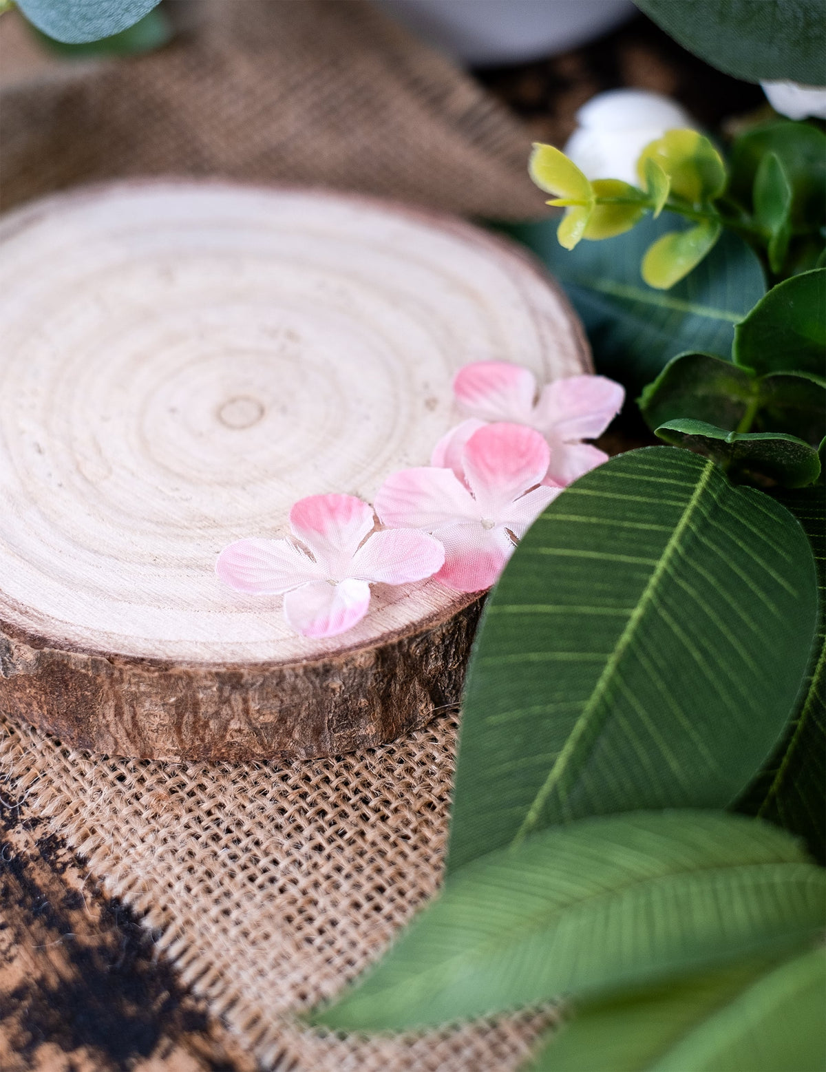Détail sur un rondin de bois des décorations de table pétales de fleurs pour fête roses artificiels