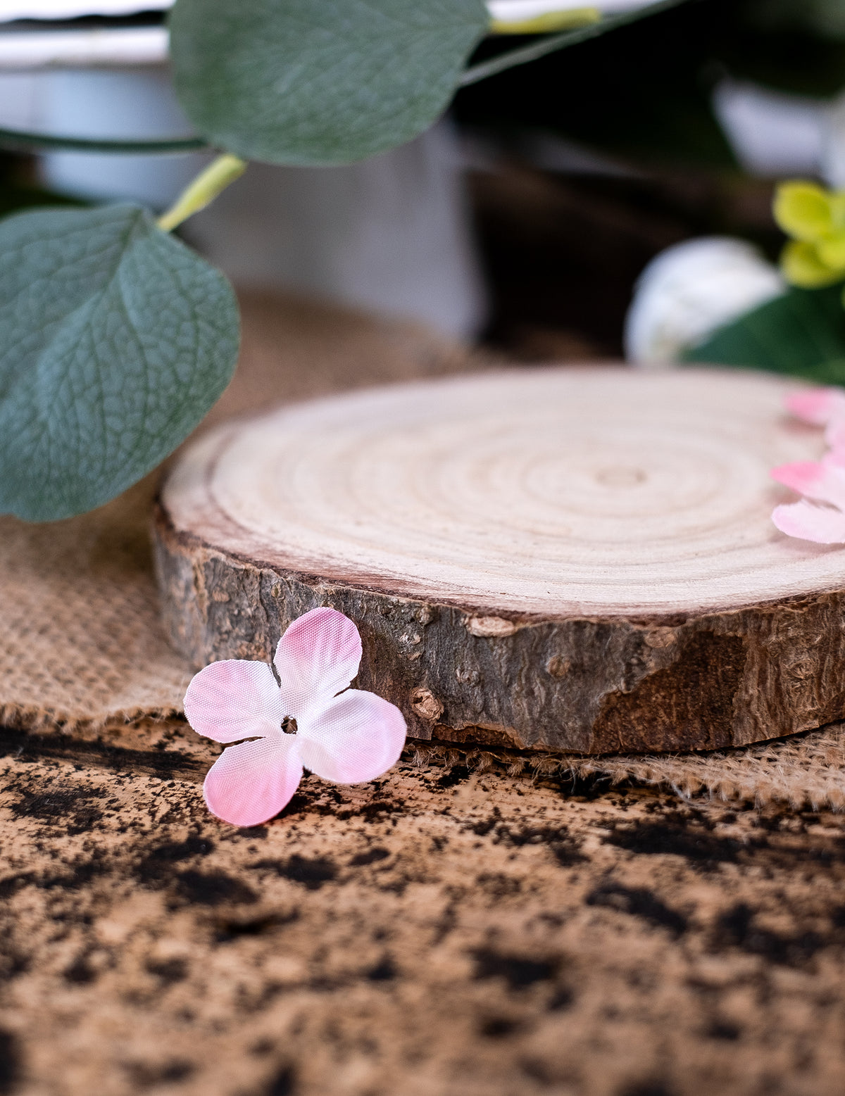 Gros plan sur un pétale des décorations de table pétales de fleurs pour fête roses artificiels