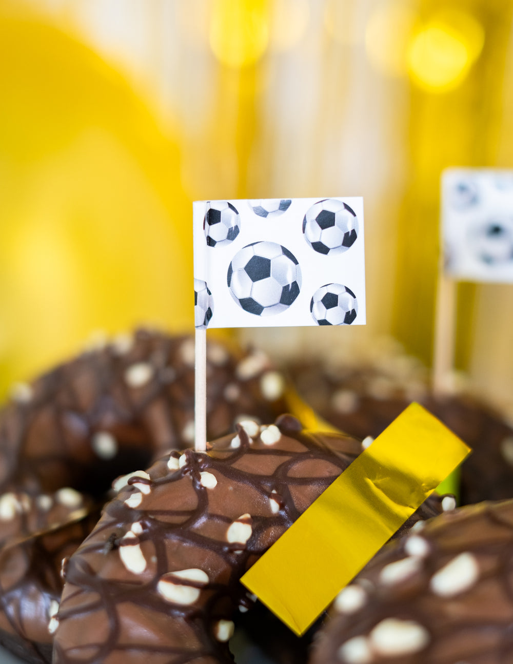Gros plan sur le motif ballon des Pics Foot party