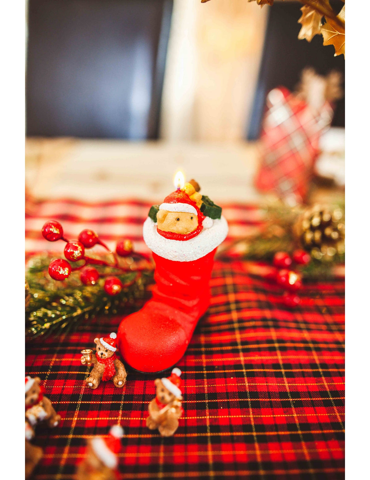 Mise en situation sur table décorée des 3 bougies botte du père noël avec ourson