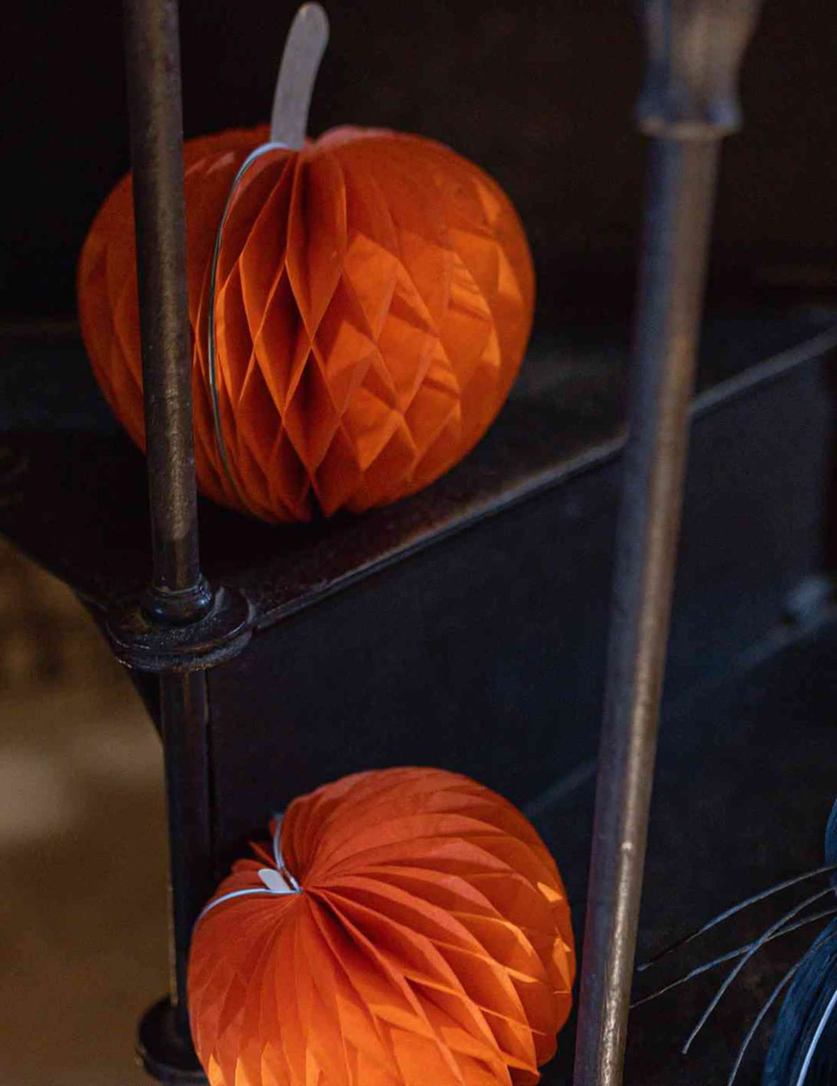 3 oranžové a čierne tekvice z voštinového papiera 10 cm 13 cm a 18 cm