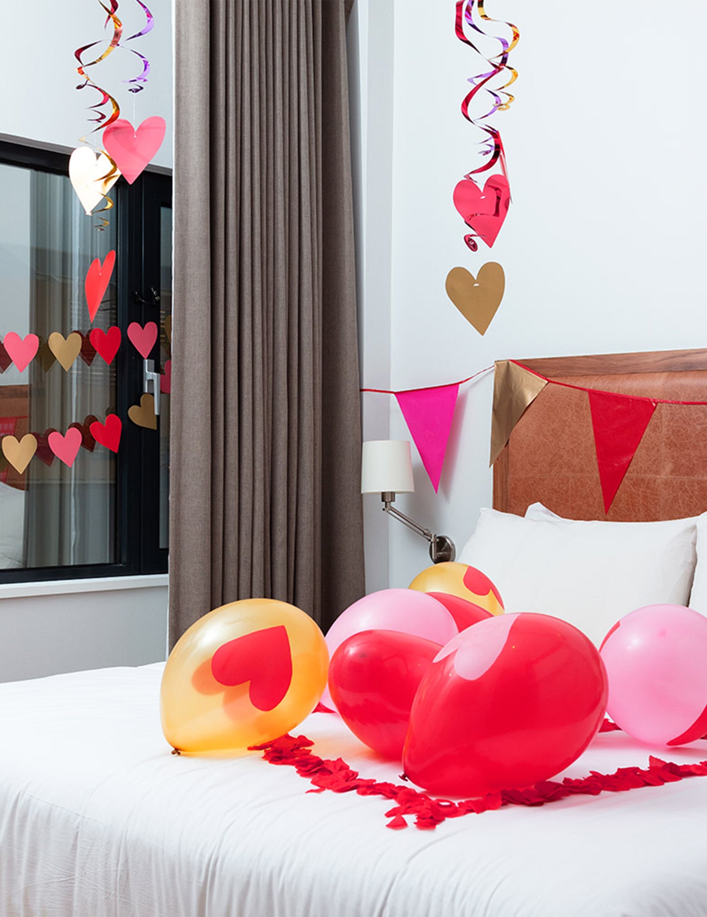 Mise en scène romantique des décorations à suspendre spirales cœurs