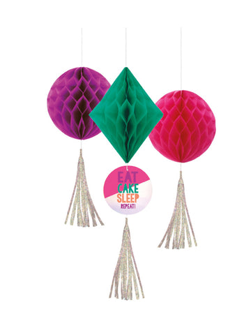 3 narodeninové dekorácie s brmbolcami a motívom plástov