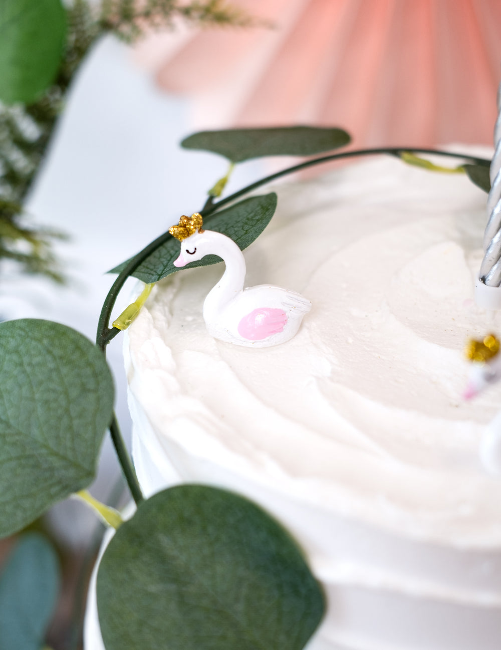 Mise en scène sur un gâteau des figurines en résine cygne pour baby shower