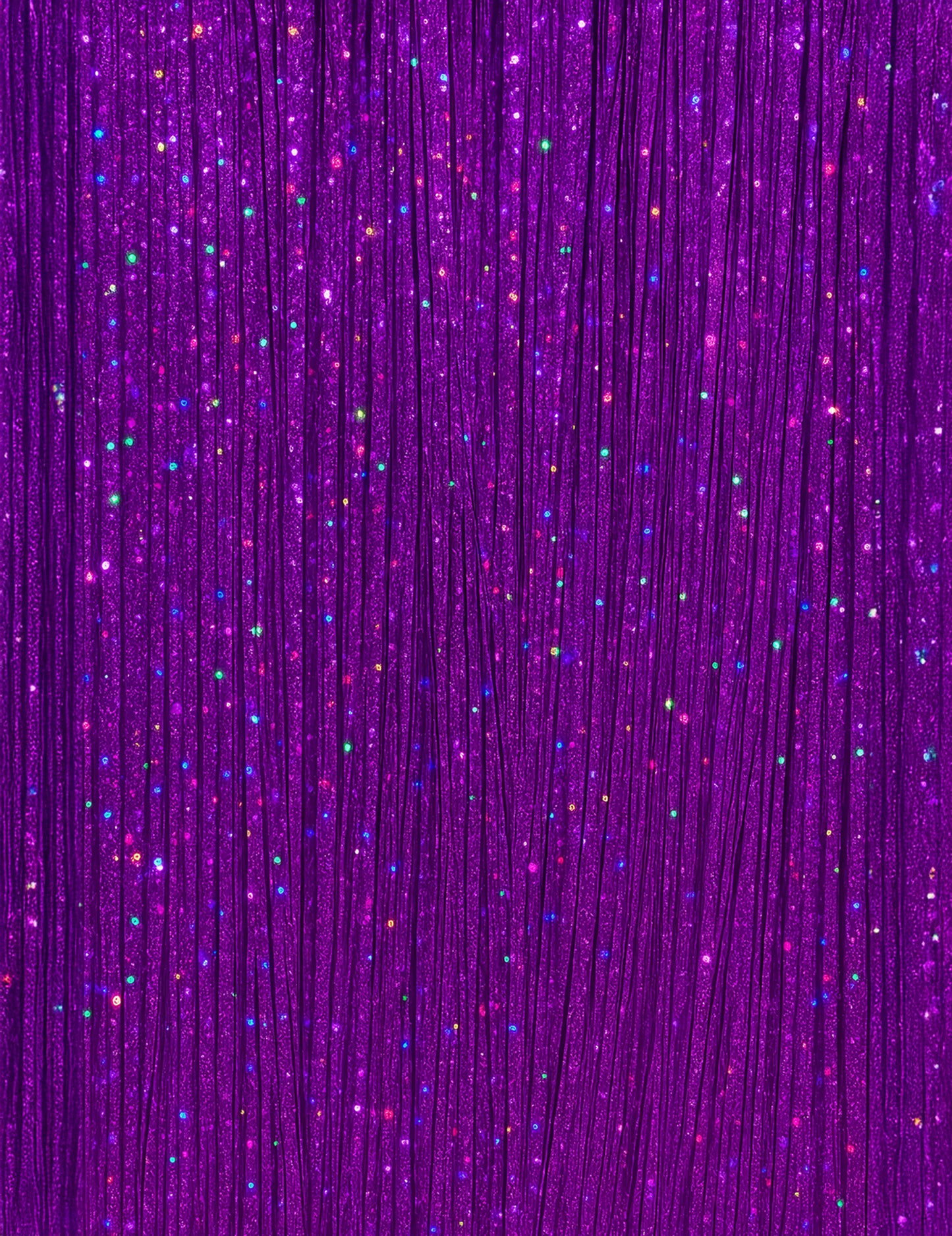 Gros plan sur les paillettes des 3 mèches brillantes pour femme violettes