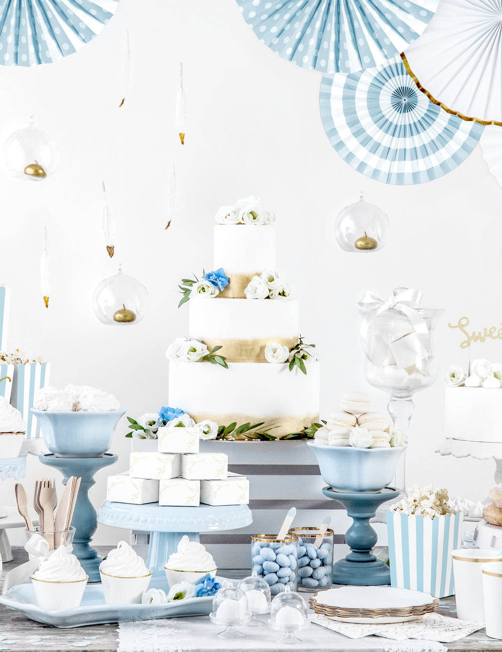 Mise en situation sur une table de fête de la mini cloche en plastique pour dragées transparente