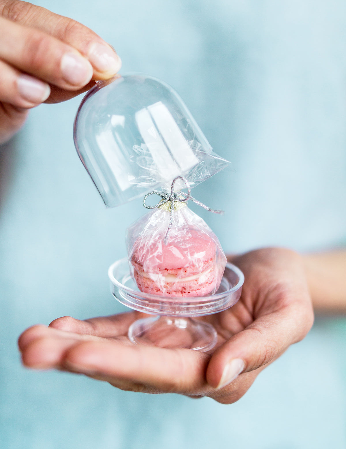 Détail de l'ouverture de la mini cloche en plastique pour dragées transparente