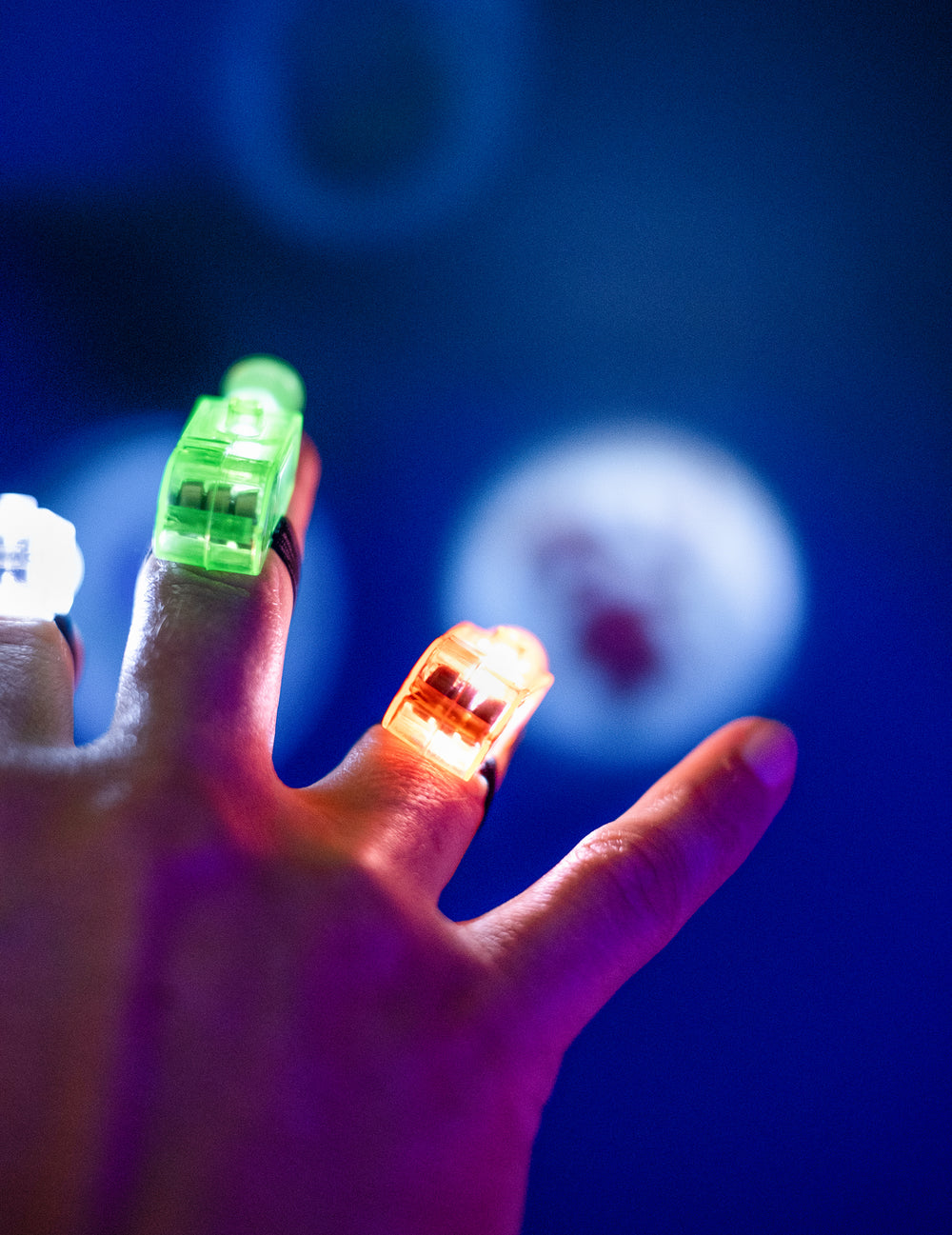 Mise en situation sur les doigts des Projecteurs LED Halloween
