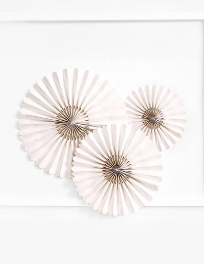 3 ozdobné papierové rozety béžovej farby na svadbu