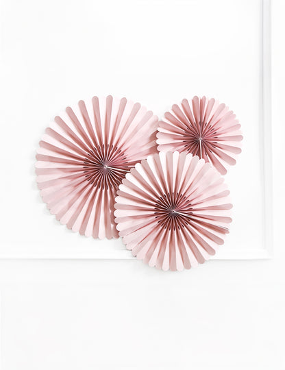 Vue rapprochée des 3 rosaces décoratives en papier pour mariage