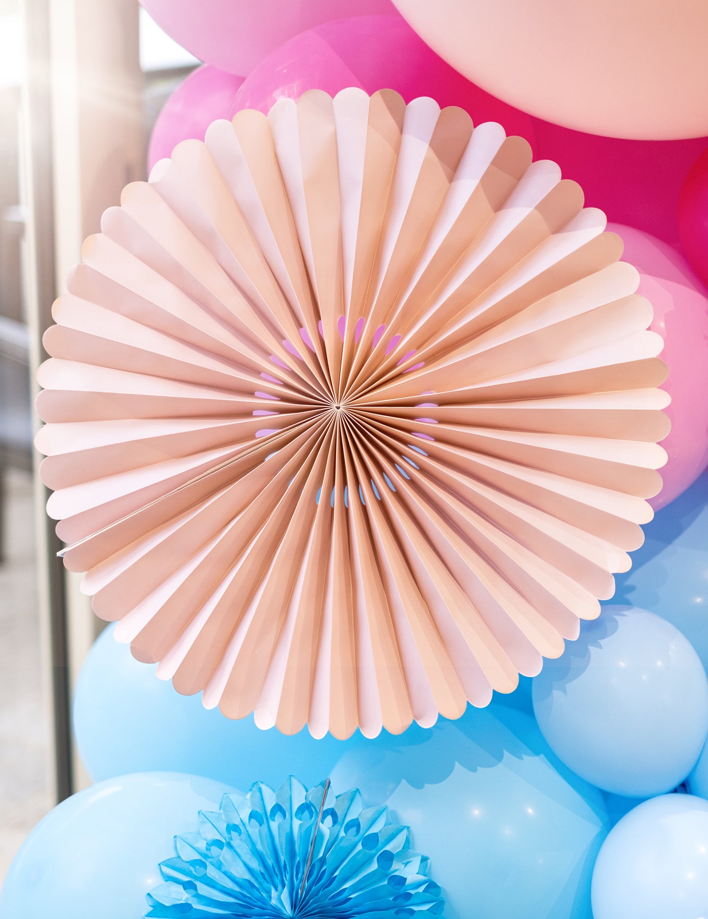 Mise en situation d'une rosace des 3 rosaces décoratives en papier pour mariage