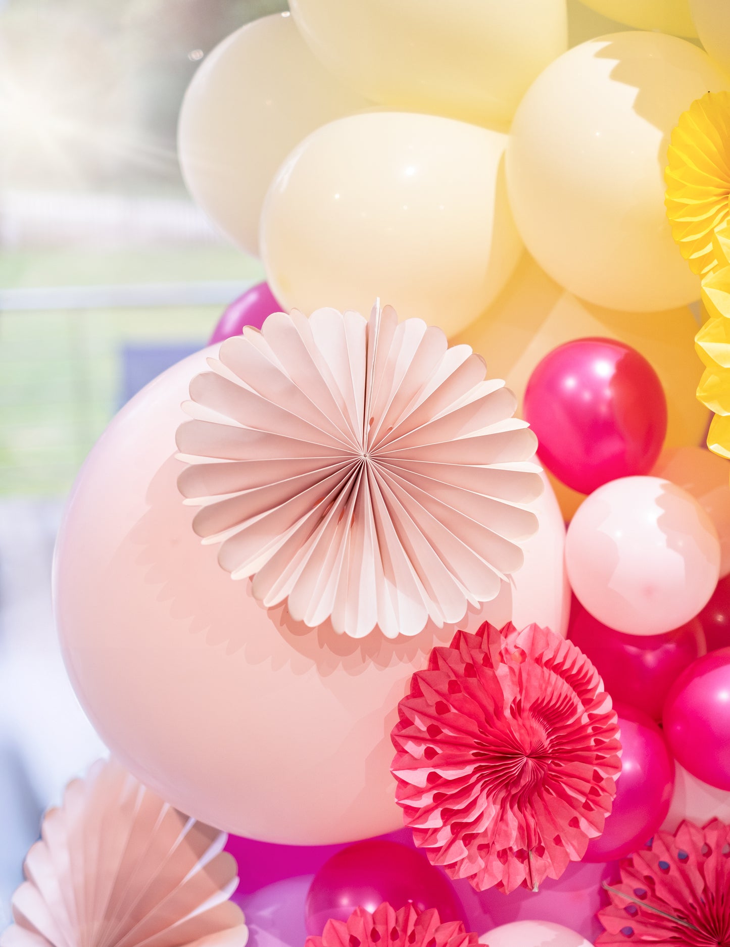 Détail du décor de ballons des 3 rosaces décoratives en papier pour mariage