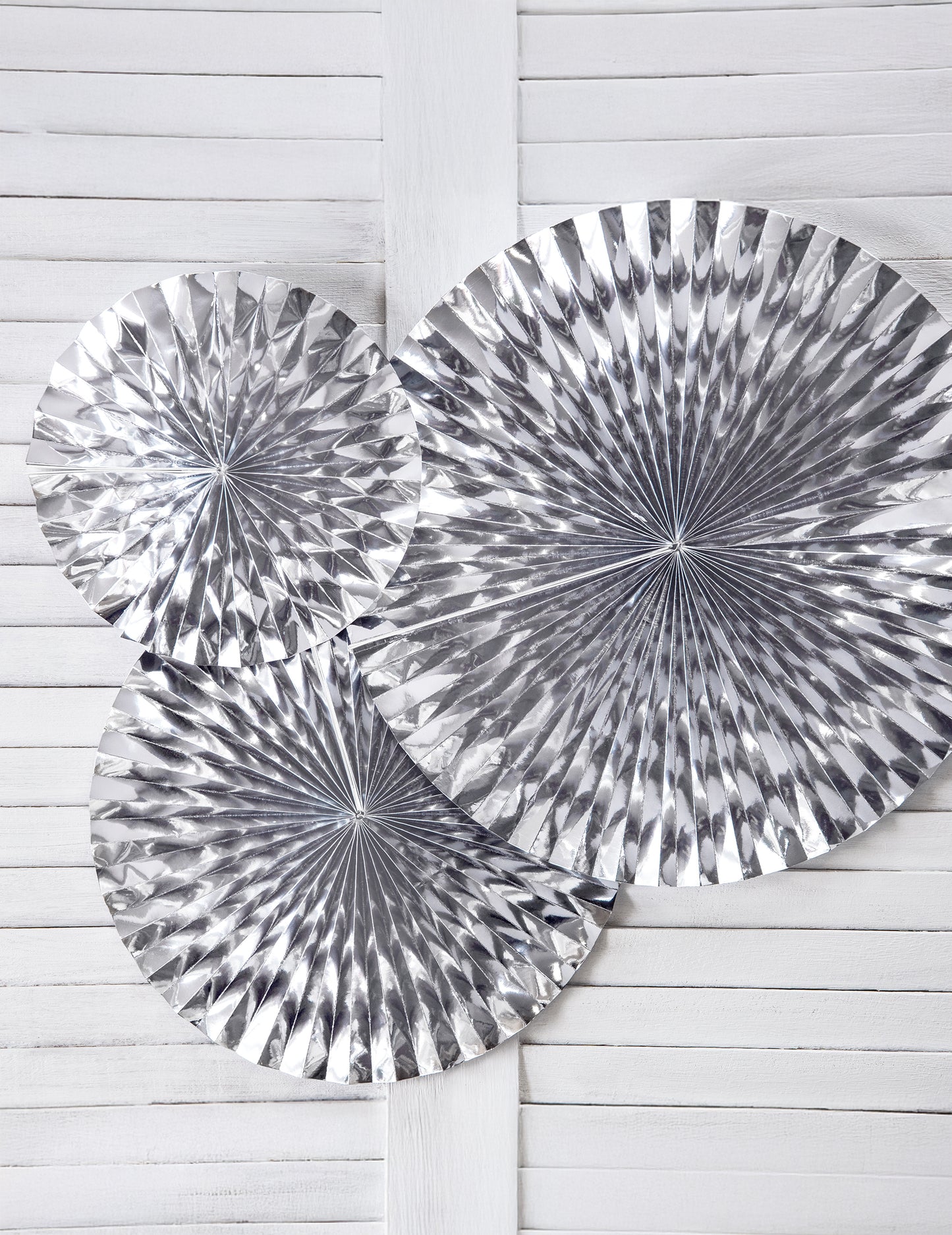 3 strieborné papierové rozety, veľkosti 40, 32 a 23 cm zavesiť