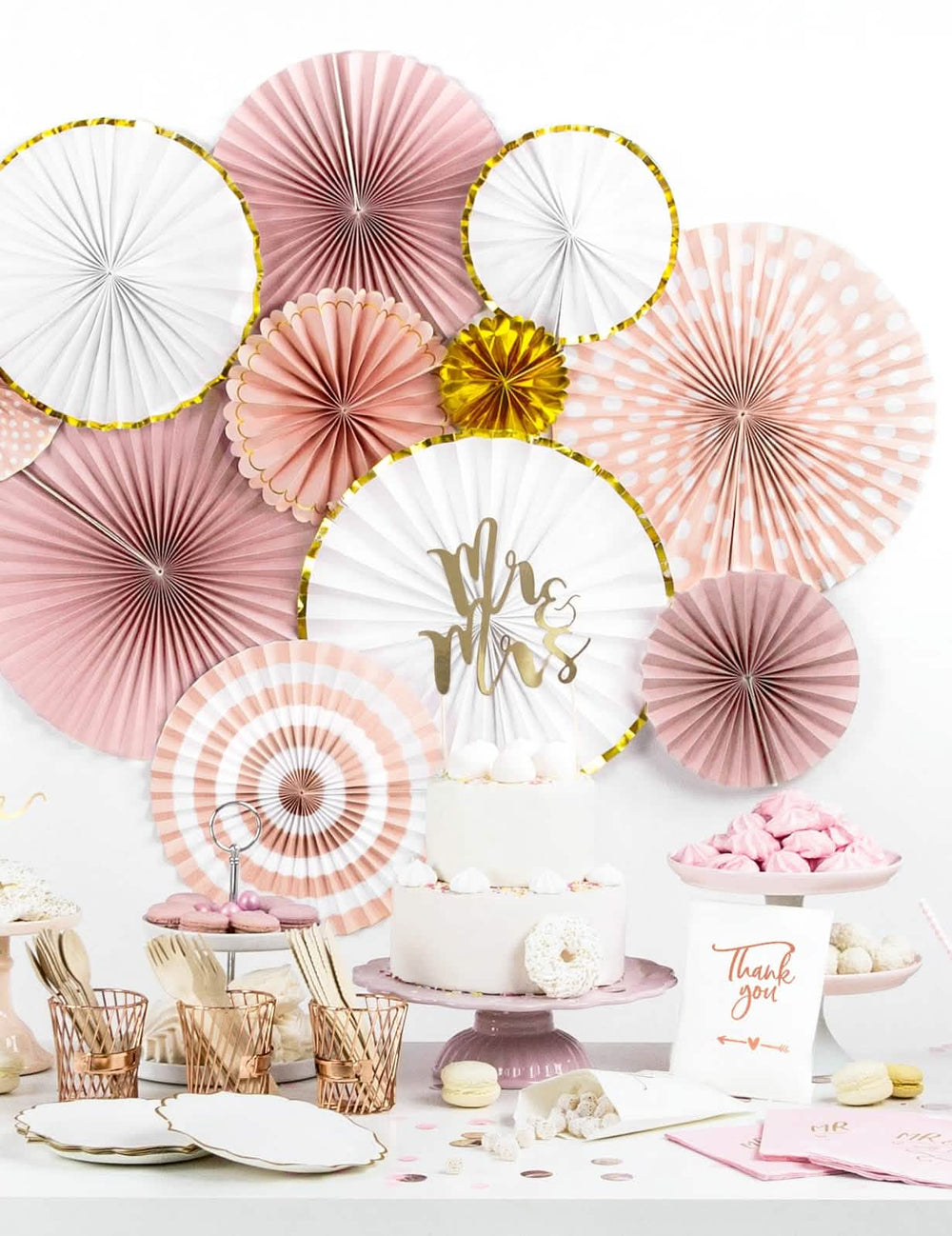 Slávnostná dekorácia z 3 bielych a zlatých papierových ružíc na výzdobu