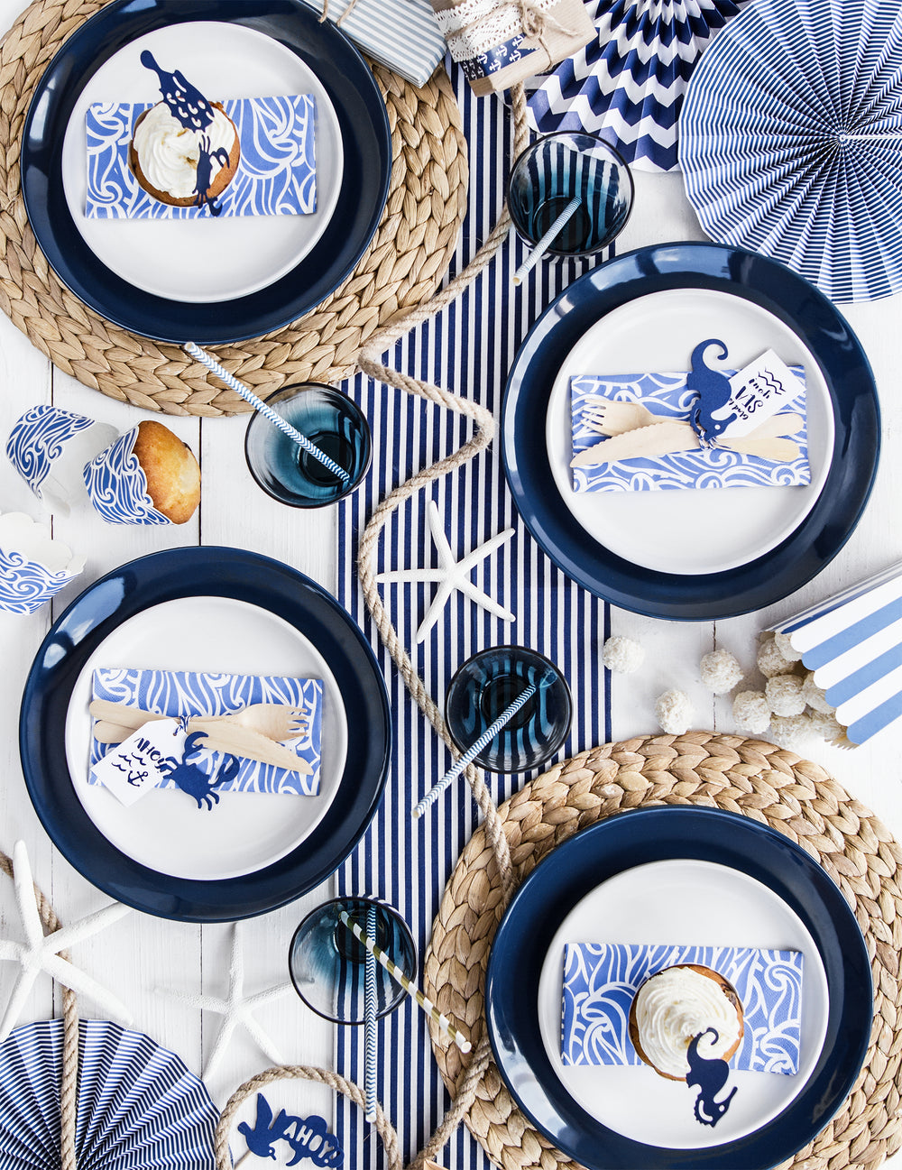 Mise en scène des 3 rosaces en papier bleu marine à motifs pour décoration bleu marine à pois et rayures