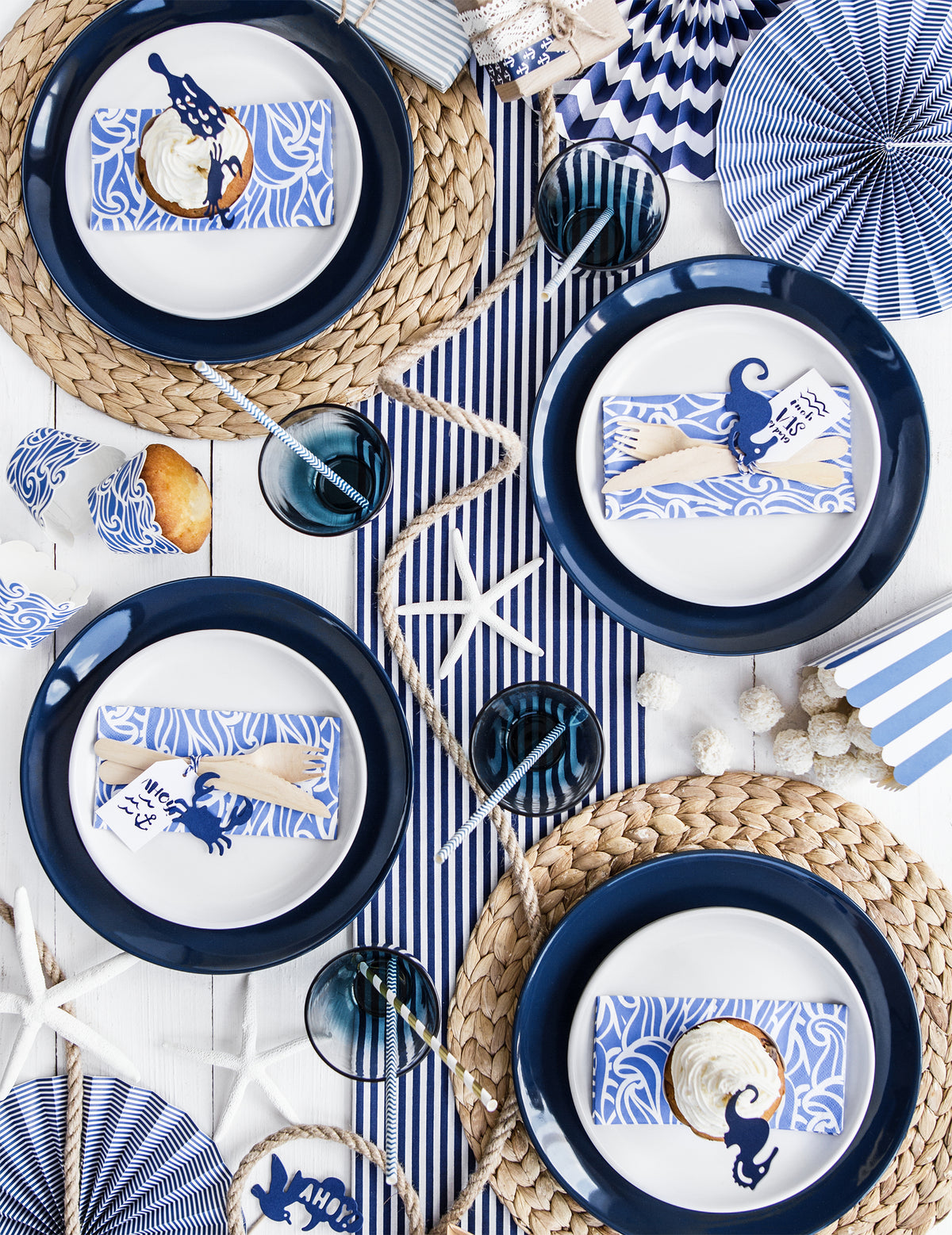 Mise en scène des 3 rosaces en papier bleu marine à motifs pour décoration bleu marine à pois et rayures