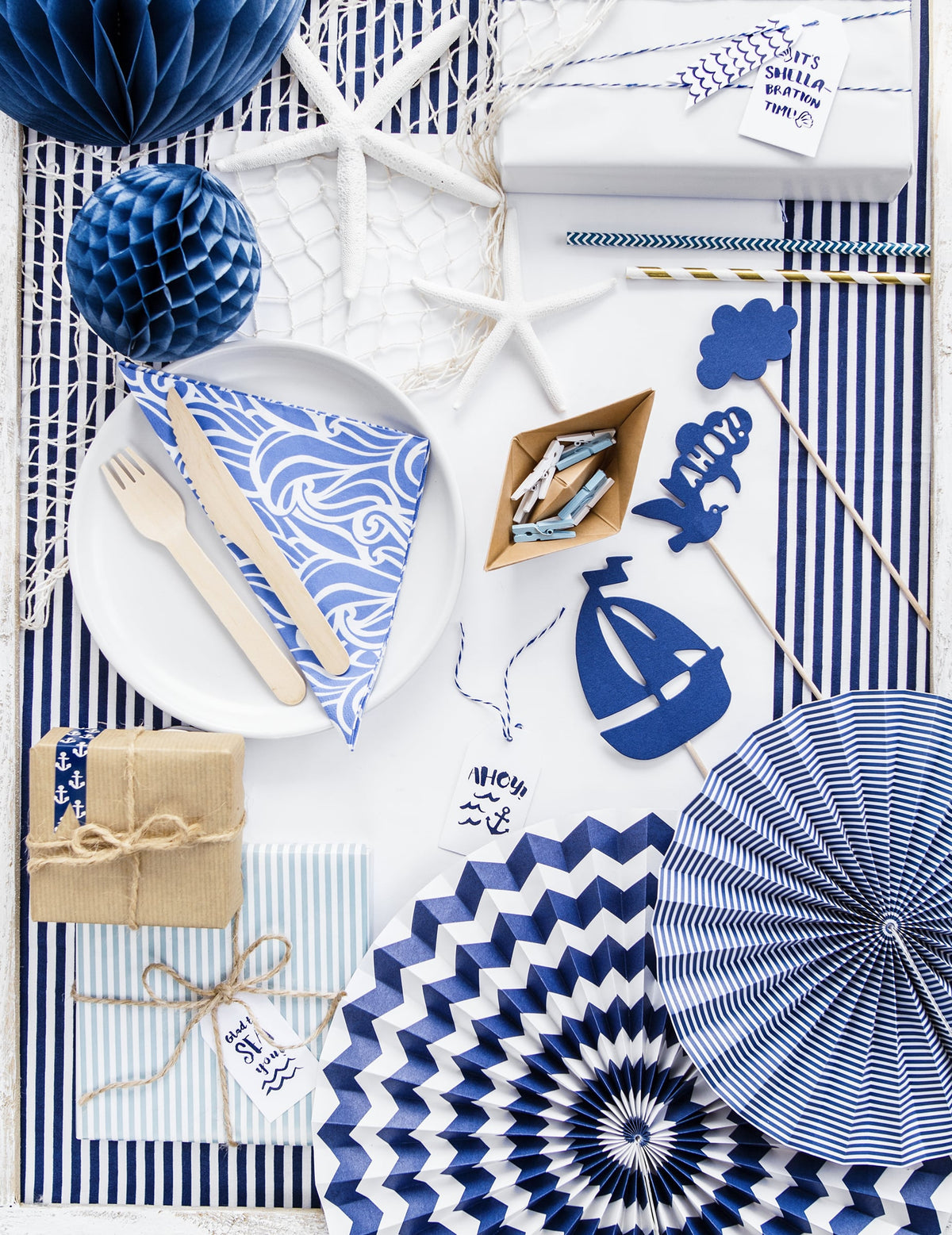 Mise en situation sur une table de fête des 3 rosaces en papier bleu marine à motifs