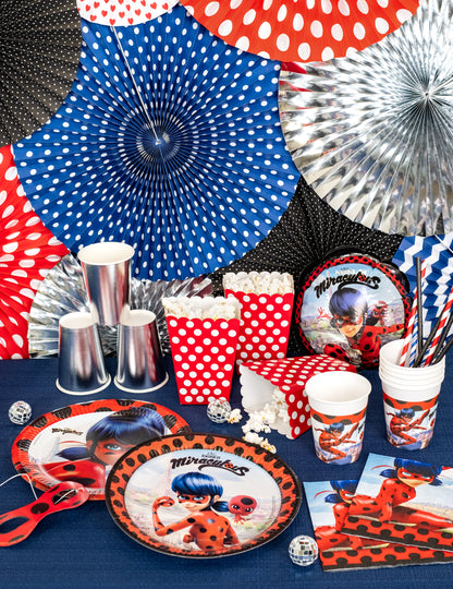 Mise en scène de buffet d'anniversaire Miraculous des 3 rosaces en papier bleu marine à motifs