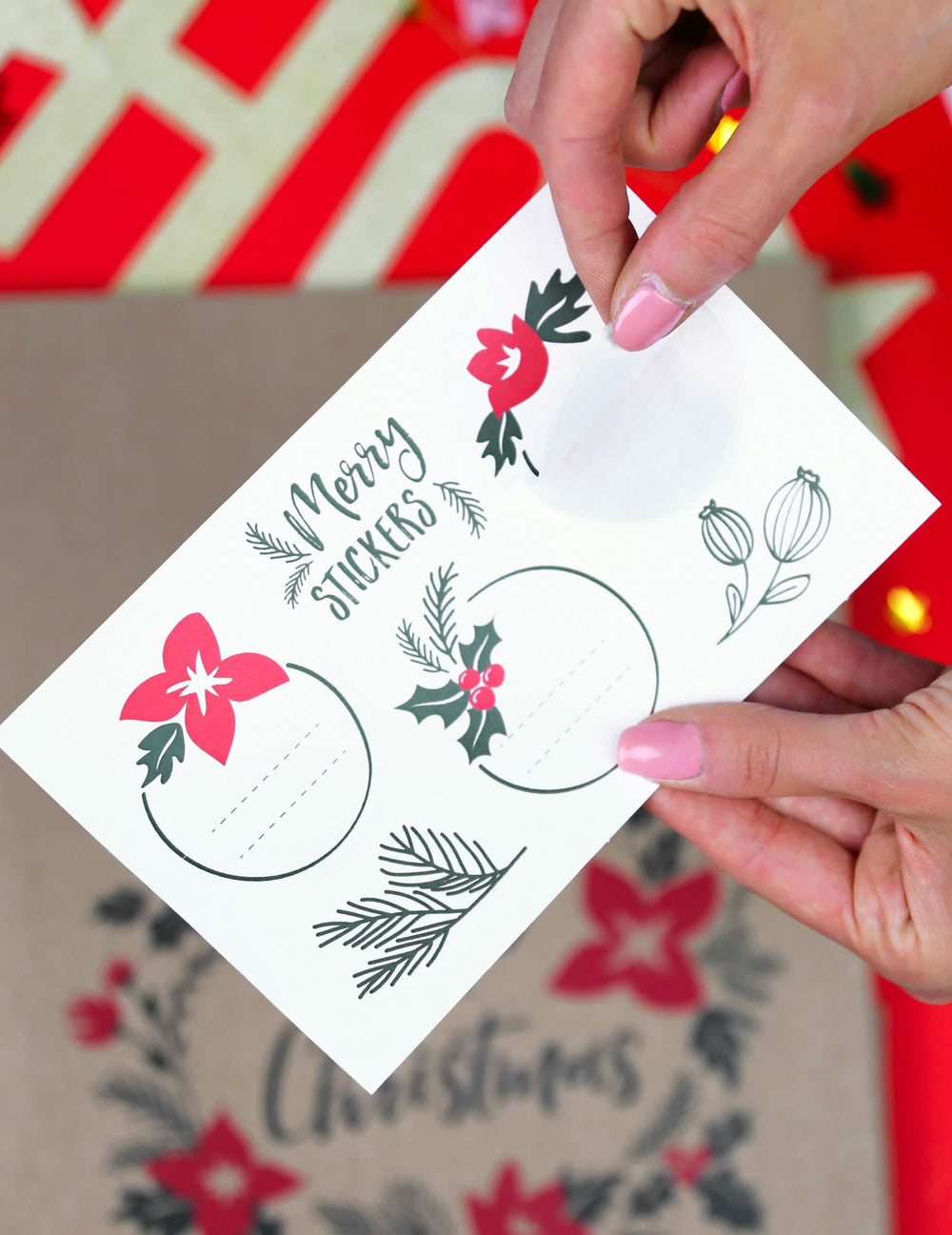 Detail nálepiek na darčekové tašky Merry little christmas na vianoce