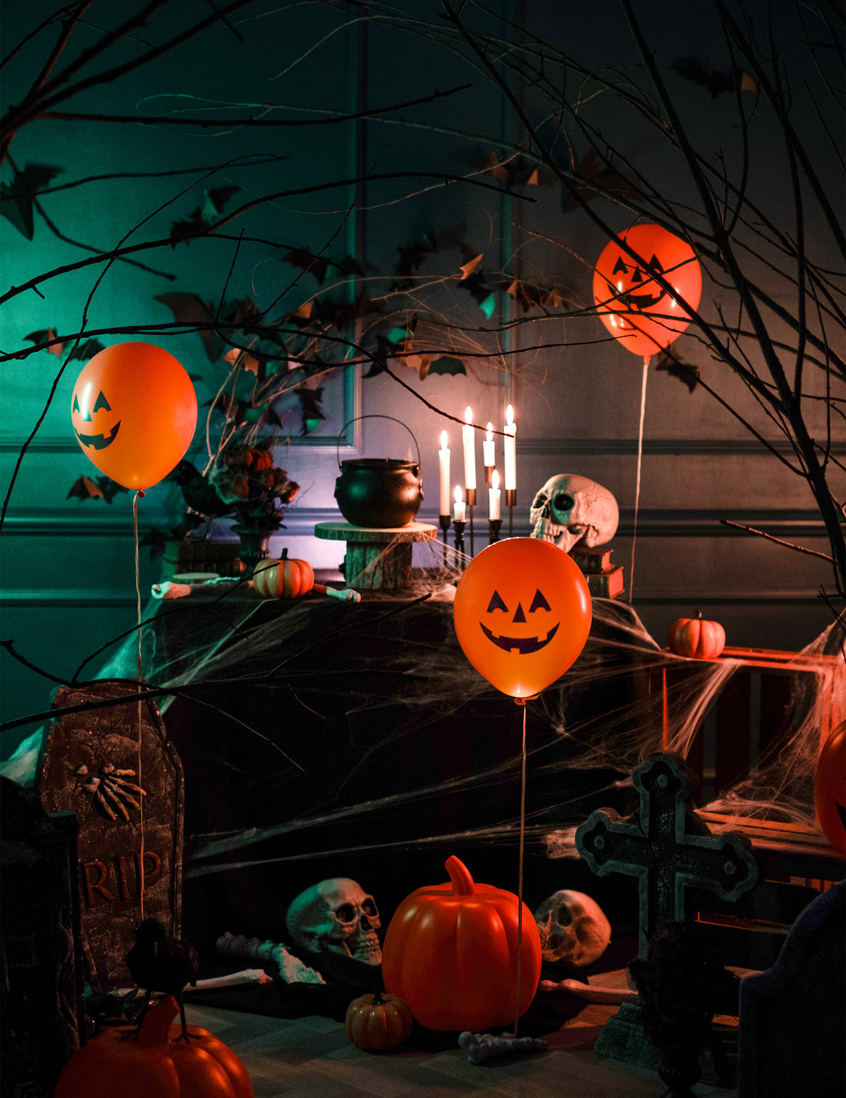 Mise en situation des ballons LED citrouille pour Halloween