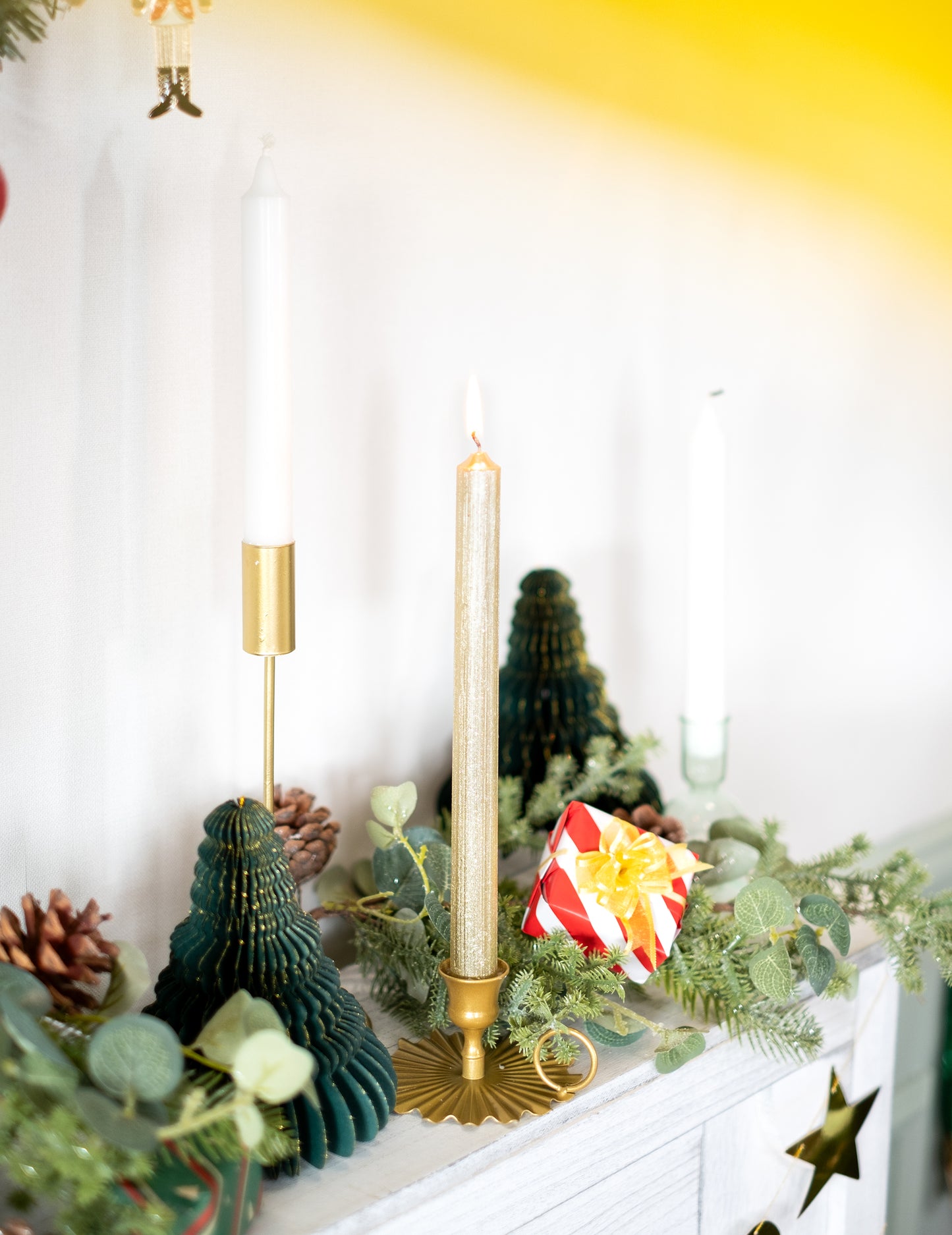 4 zlaté a trblietavé sviečky 25 cm skrútený