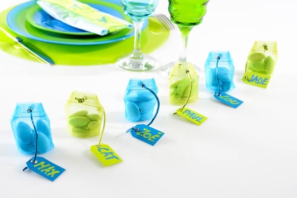 Mise en situation sur table de fête du contenant sachet de thé organdi pour dragées turquoise