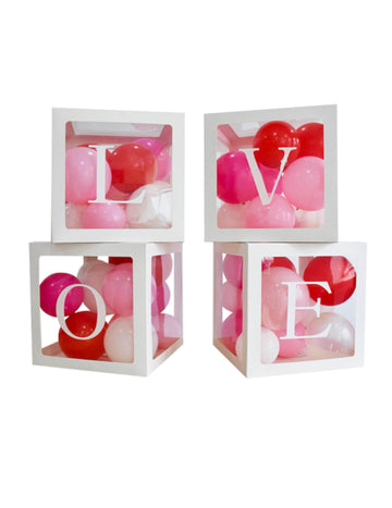 Mise en scène des cubes à ballons en carton LOVE pour décoration romantique