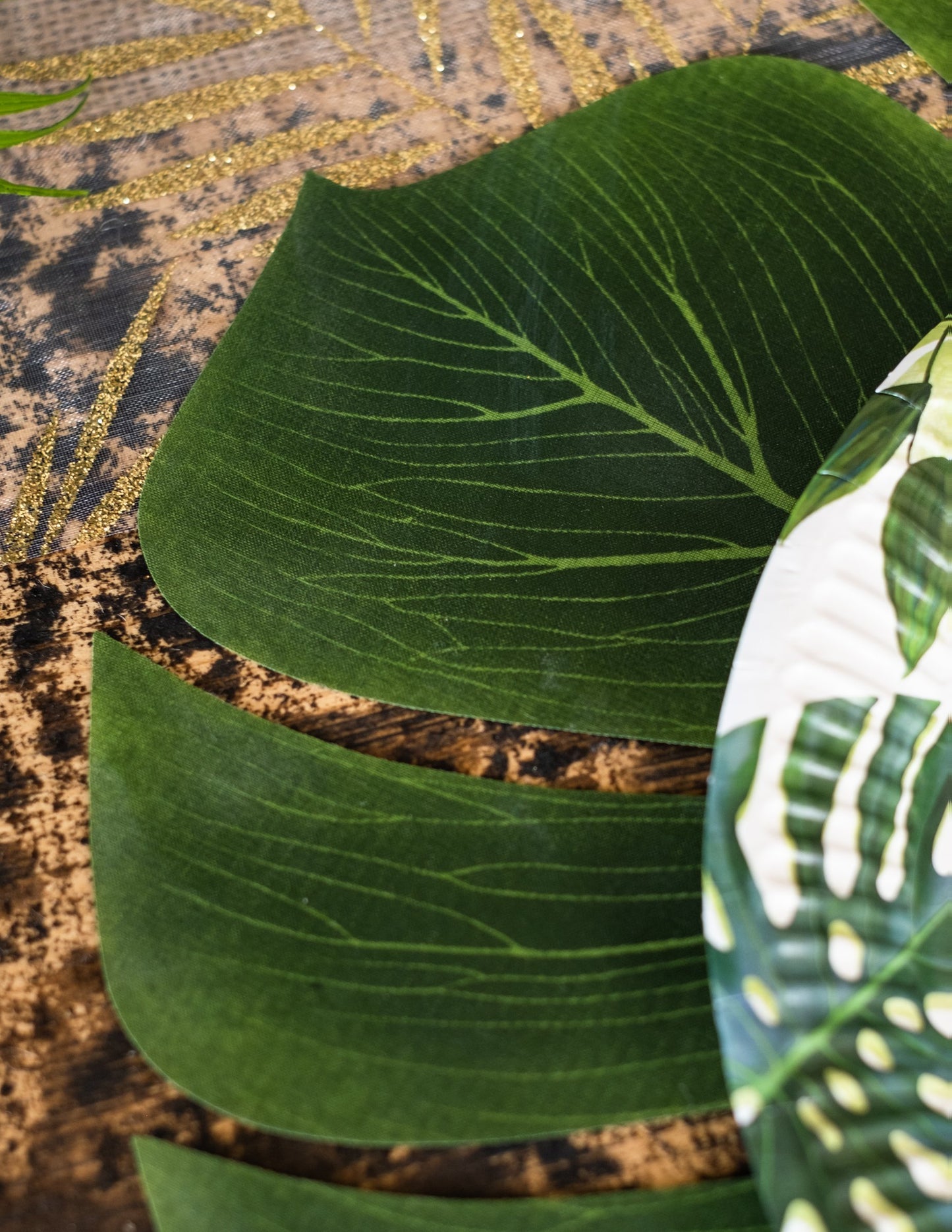 4 listy Monstera v zelených plastoch 34 x 29 cm