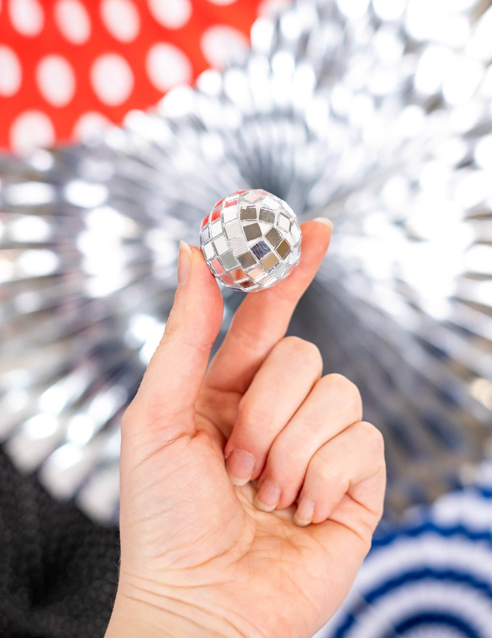 Detail formátu mini disco zrkadlových gulí na striebornú dekoráciu