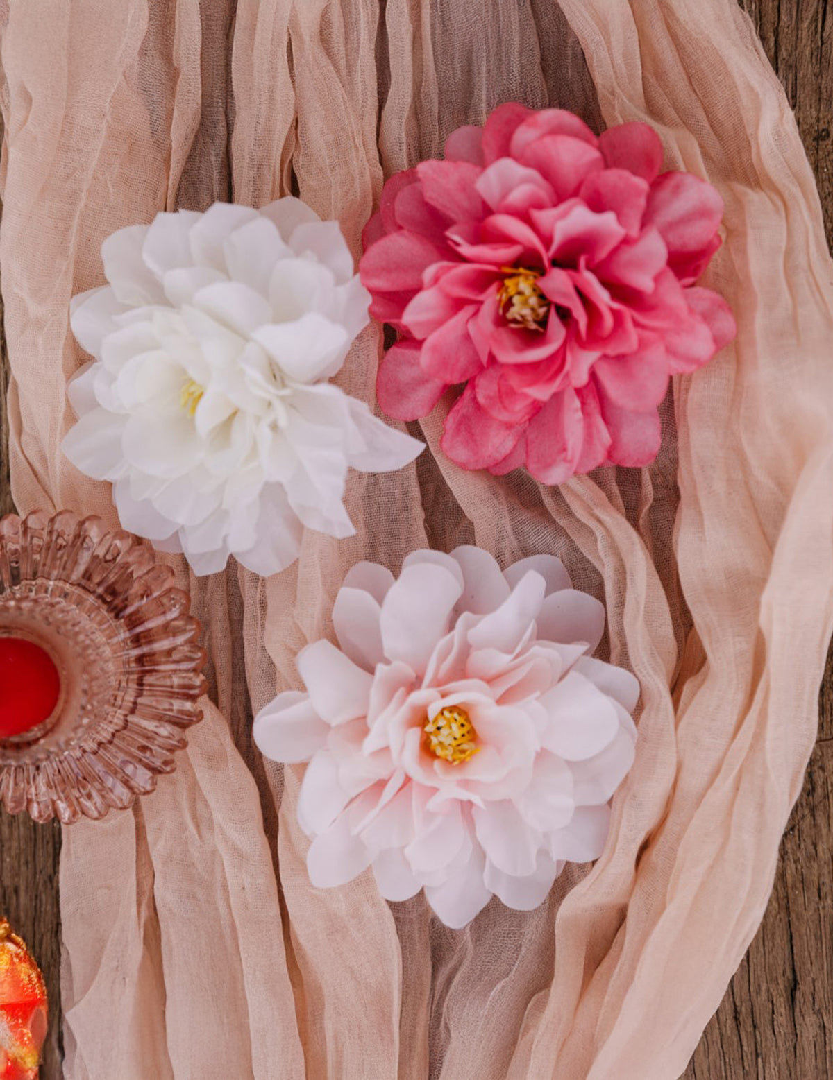 Gros plan sur les fleurs des 4 pivoines pour décoration crème en tissu