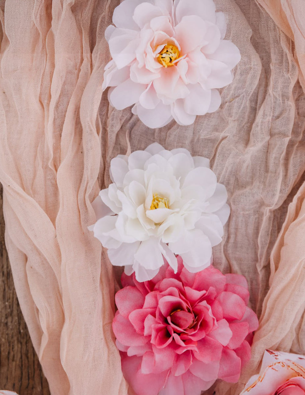 Vue de dessus des 4 pivoines pour décoration crème en tissu
