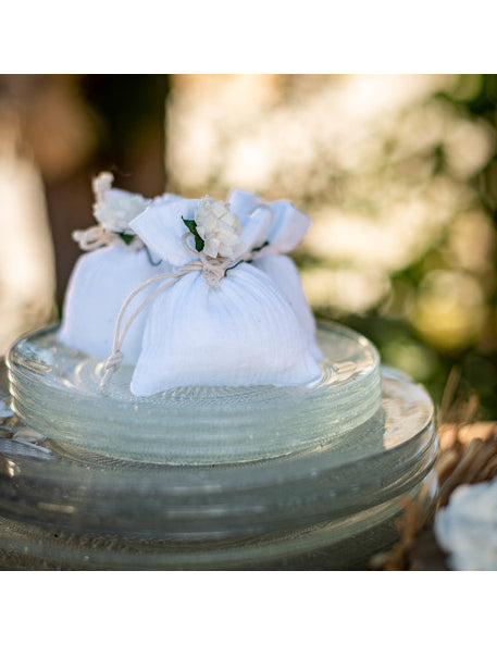 4 malé biele bavlnené gázové vrecká, 8 x 10 cm so stuhou