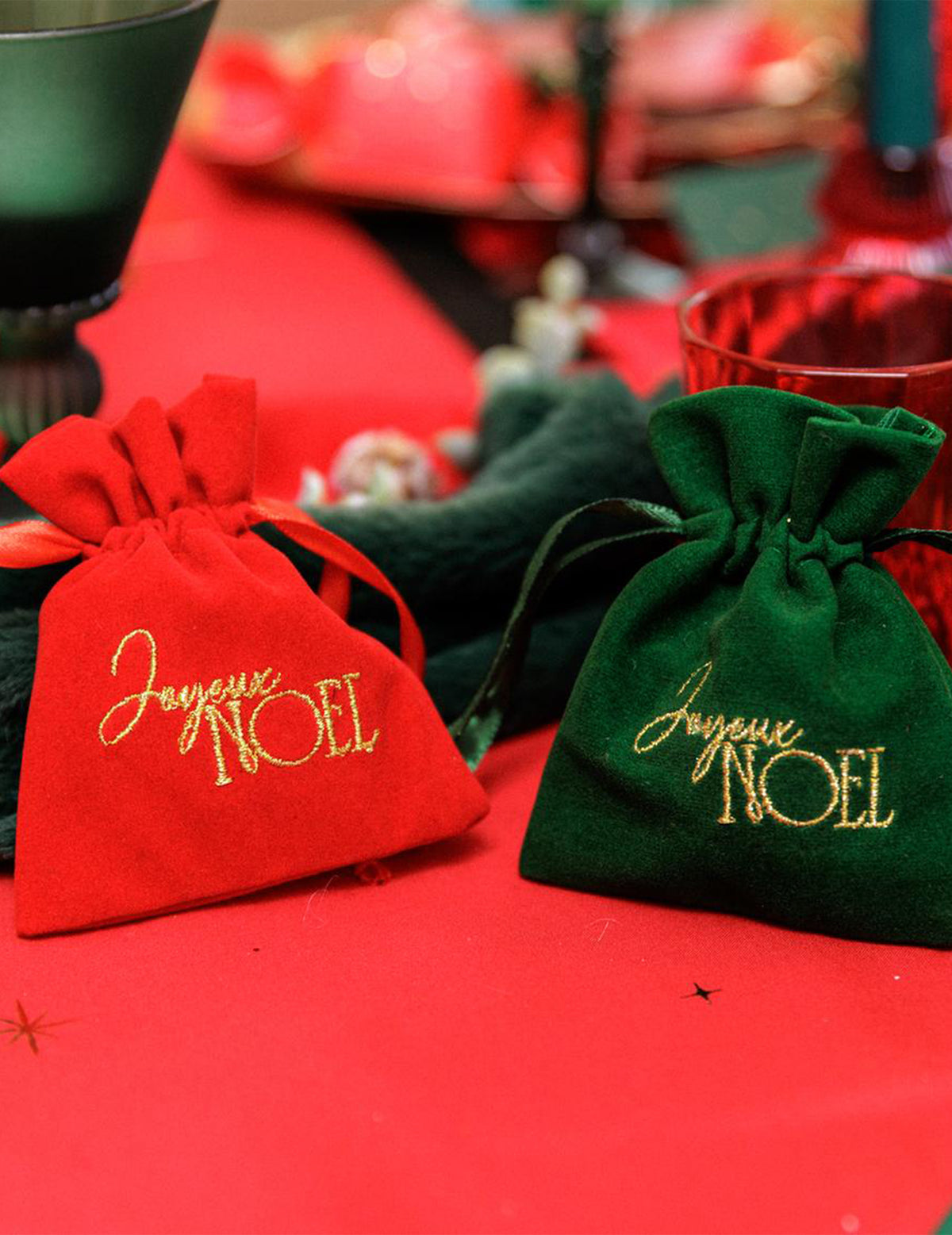 4 pochons Joyeux Noël velours vert anglais et or 9,5 x 11,5 cm