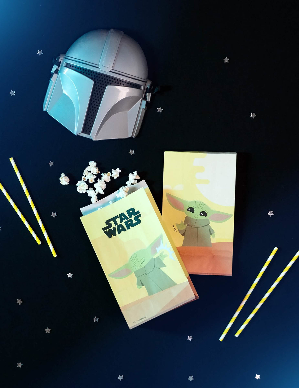 Scéna s maskou a popcornom z papierových vrecúšok bábätko Yoda The Mandalorian