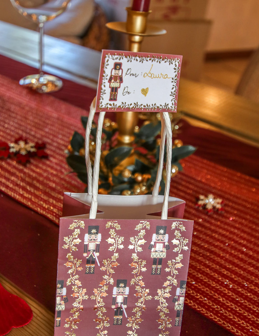 Détail de l'étiquette nominative des sacs Casse-Noisette festif bordeaux et paillettes