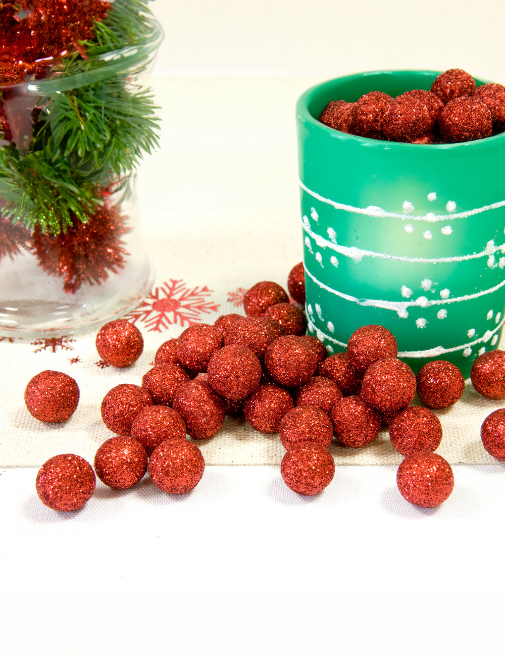 Mise en situation des boules de décoration pailletées pour fête rouge en mousse
