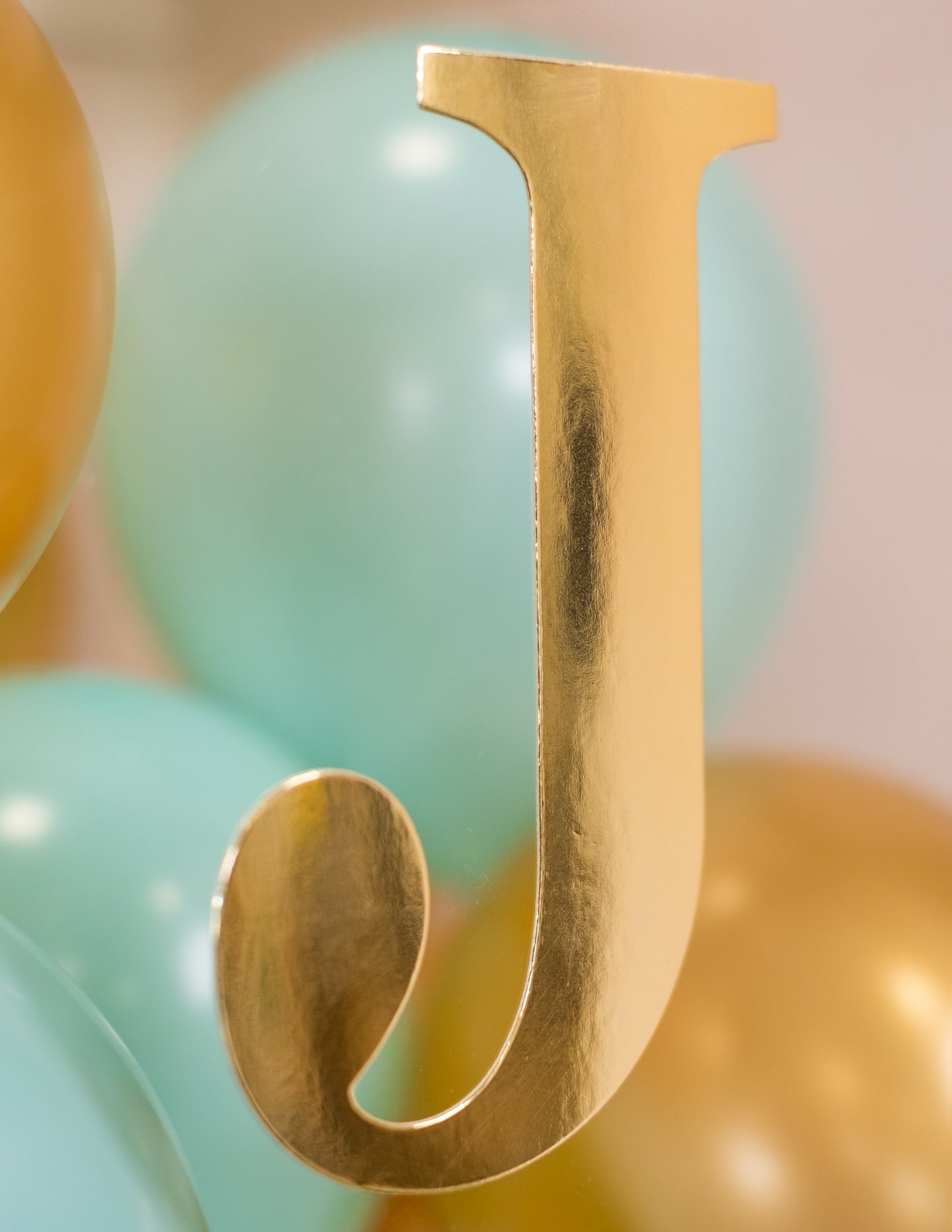 48 zlatých samolepiacich písmen 13,5 cm na balónové kocky