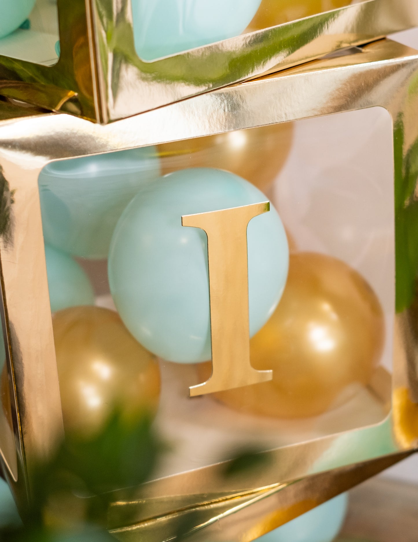 48 zlatých samolepiacich písmen 13,5 cm na balónové kocky