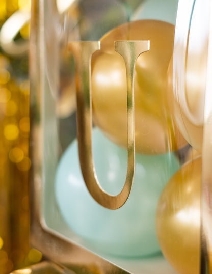 48 zlatých samolepiacich písmen 13,5 cm na balónové kocky