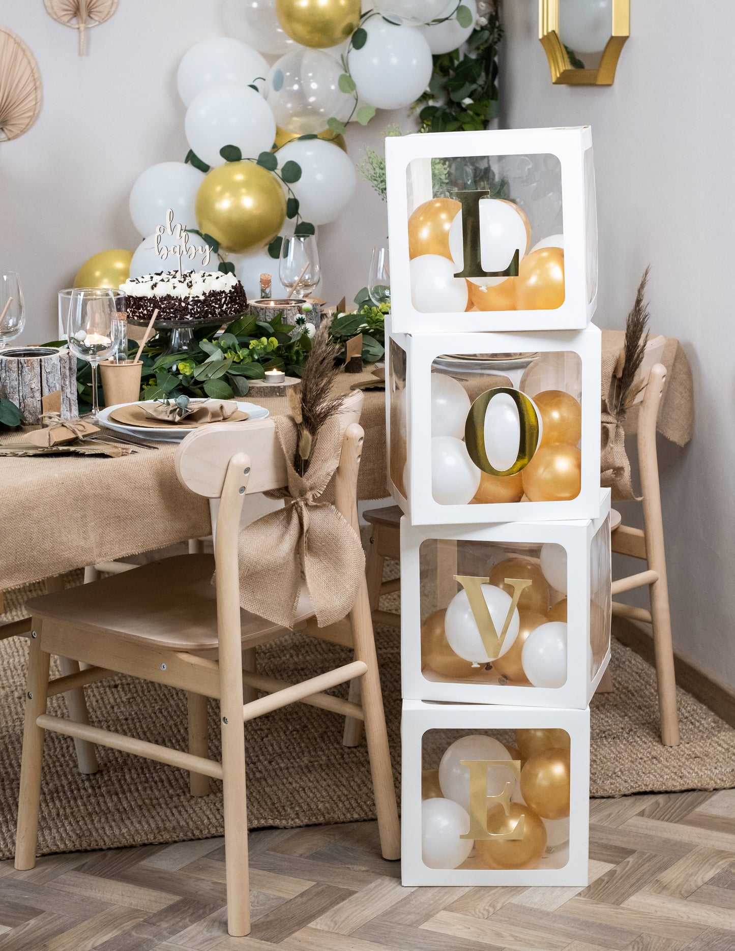 48 zlatých samolepiacich písmen 13,5 cm na balónové kocky