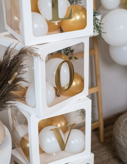 48 zlatých samolepiacich písmen 13,5 cm na balónové kocky