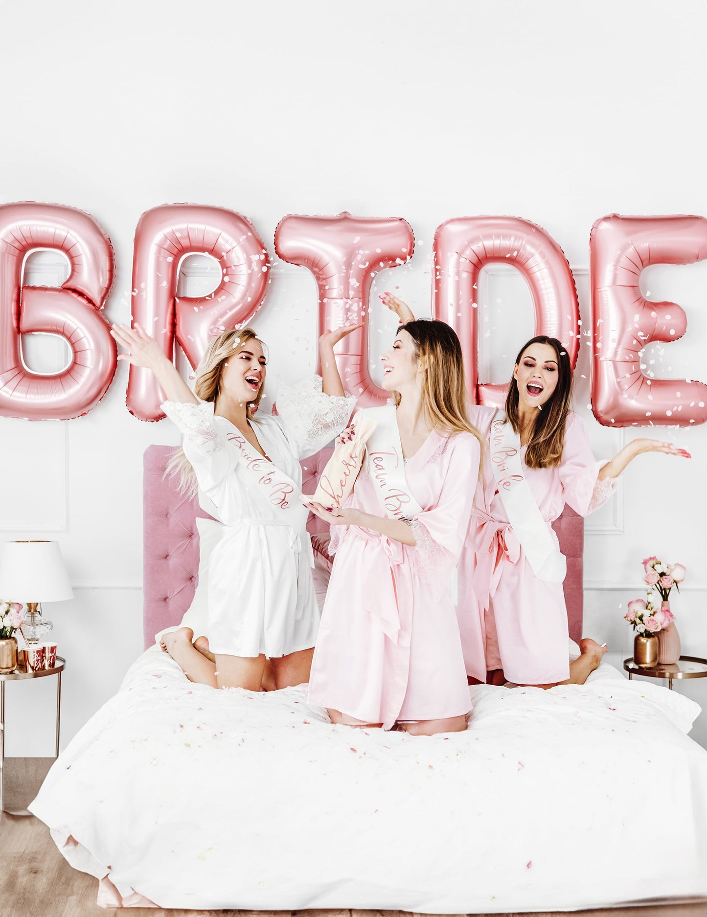 Mise en situation des ballons lettres Bride pour EVJF rose gold