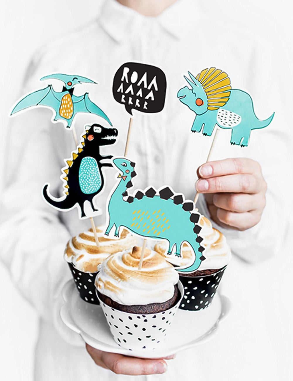 Scéna s cupcakes, kartónovými toppers dinosaurov