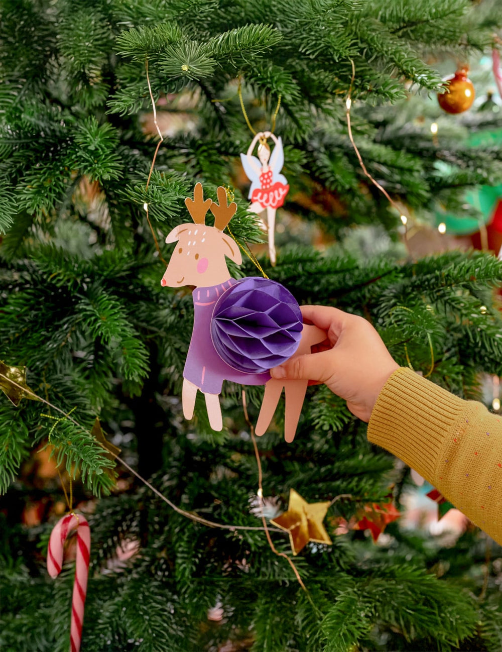 Gros plan sur le renne des décorations de sapin personnages de Noël