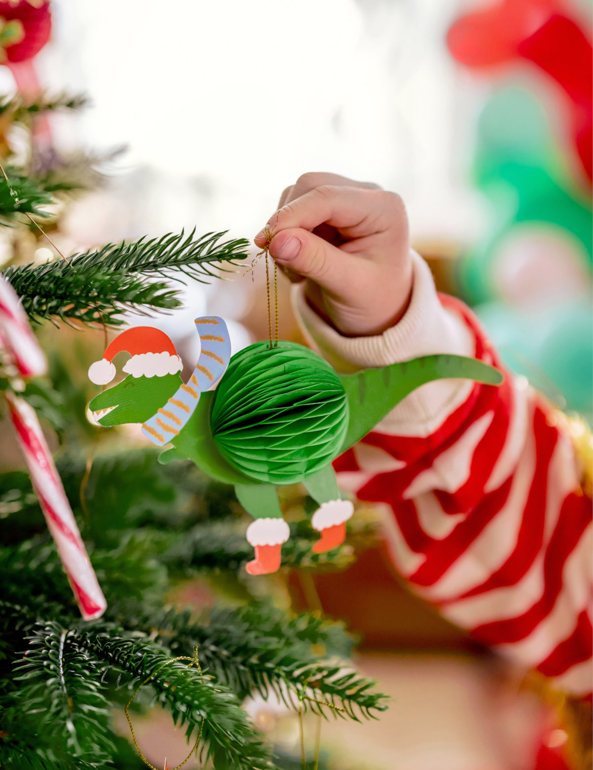 Gros plan sur le dinosaure des décorations de sapin personnages de Noël