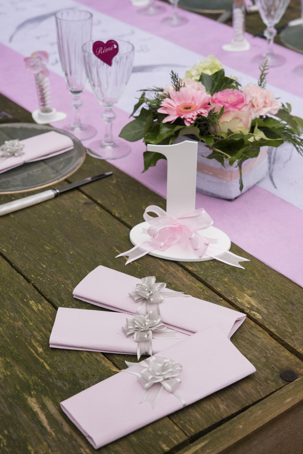 Mise en situation sur table du mini noeud organdi pour fête