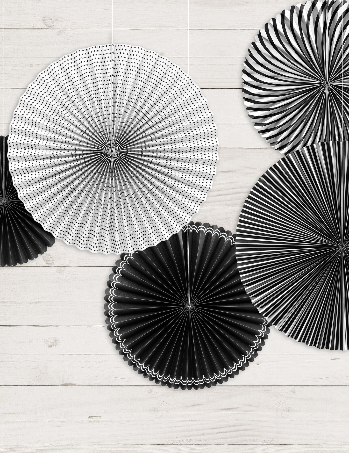 5 čiernobielych papierových roziet, čísla 25, 32 a 40 cm na dekoráciu