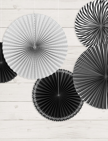 5 čiernobielych papierových roziet, čísla 25, 32 a 40 cm na dekoráciu