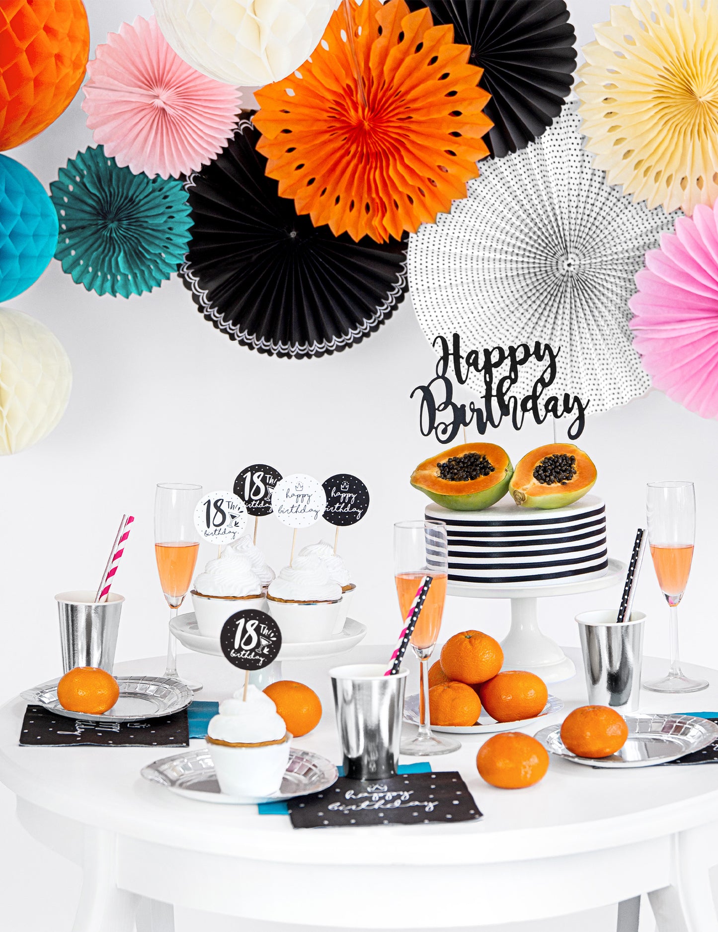 5 čiernobielych papierových roziet, čísla 25, 32 a 40 cm na dekoráciu